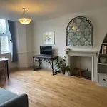 Garden View Flat On Georgian Square In Fitzrovia