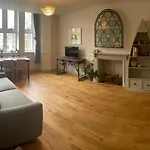 Garden View Flat On Georgian Square In Fitzrovia