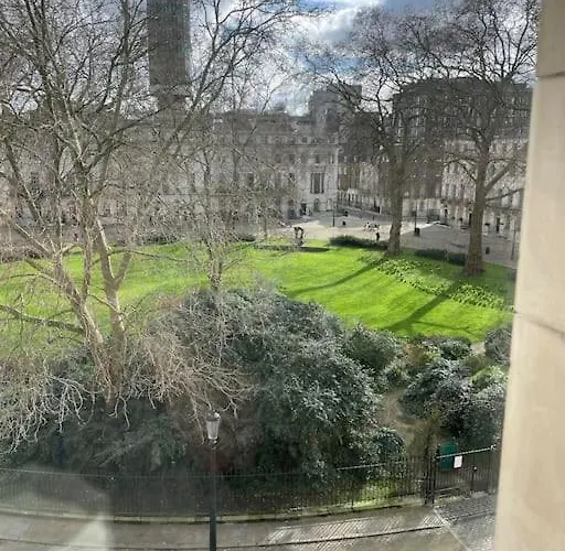 Garden View Flat On Georgian Square In Fitzrovia