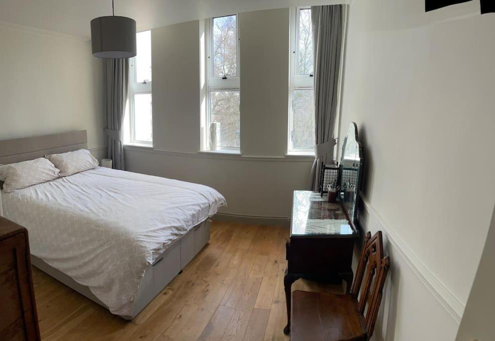 Garden View Flat On Georgian Square In Fitzrovia
