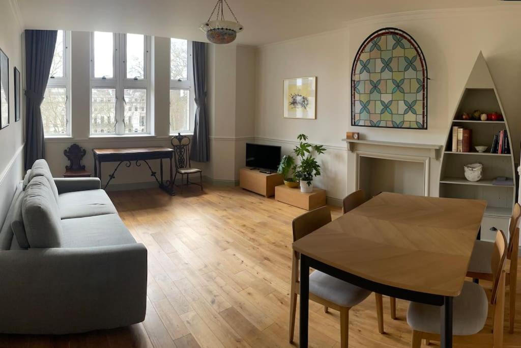Garden View Flat On Georgian Square In Fitzrovia Apartment London